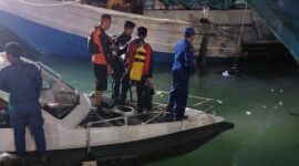 Tim SAR gabungan evakuasi sopir mobil yang terjun ke laut, Sabtu (8/3). Foto;Dok/SAR
