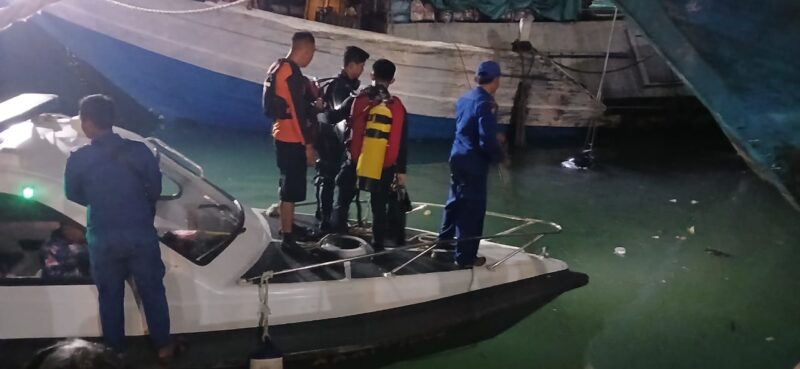 Tim SAR gabungan evakuasi sopir mobil yang terjun ke laut, Sabtu (8/3). Foto;Dok/SAR