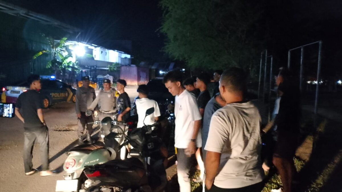 Anggota Polsek Batam Kota saat mendatangi salah satu lokasi yang sering menjadi titik kumpul anak muda di malam hari, Sabtu (8/3/2025). Matapedia6.com/Dok Polsek