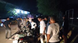 Anggota Polsek Batam Kota saat mendatangi salah satu lokasi yang sering menjadi titik kumpul anak muda di malam hari, Sabtu (8/3/2025). Matapedia6.com/Dok Polsek
