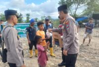Kapolsek Batu Aji AKP Bimo bersama jajaran bagikan takjil kepada masyarakat, Senin (10/3). Foto:Dok/Polsek