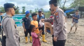 Kapolsek Batu Aji AKP Bimo bersama jajaran bagikan takjil kepada masyarakat, Senin (10/3). Foto:Dok/Polsek