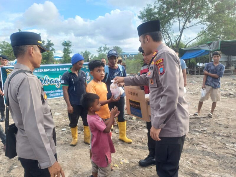 Kapolsek Batu Aji AKP Bimo bersama jajaran bagikan takjil kepada masyarakat, Senin (10/3). Foto:Dok/Polsek