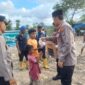 Kapolsek Batu Aji AKP Bimo bersama jajaran bagikan takjil kepada masyarakat, Senin (10/3). Foto:Dok/Polsek