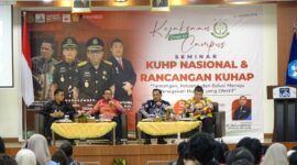 Kepala Kejaksaan Negeri Batam, I Ketut Kasna Dedi dan Hakim Pengadilan Negeri Batam Vabiannes Stuart Watimena dalam seminar Kejaksaan Goes to Campus di Universitas Internasional Batam, Rabu (12/3). Foto:Kasubsi A Bidang Intelijen Kejaksaan Negeri Batam Aditya Syaummil Patria. 
