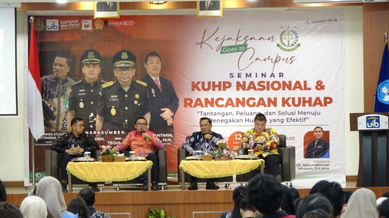 Kepala Kejaksaan Negeri Batam, I Ketut Kasna Dedi dan Hakim Pengadilan Negeri Batam Vabiannes Stuart Watimena dalam seminar Kejaksaan Goes to Campus di Universitas Internasional Batam, Rabu (12/3). Foto:Kasubsi A Bidang Intelijen Kejaksaan Negeri Batam Aditya Syaummil Patria. 