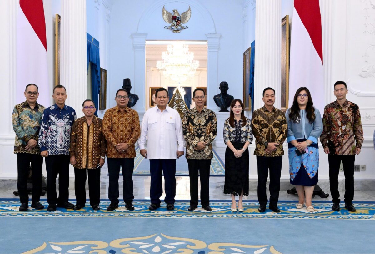 Presiden Prabowo bersama Kepala BP Batam Amsakar dan Wakil Kepala BP Batam serta pejabat baru dilantik, Kamis (13/3). Foto:Dok/Humas-matapedia