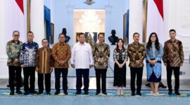 Presiden Prabowo bersama Kepala BP Batam Amsakar dan Wakil Kepala BP Batam serta pejabat baru dilantik, Kamis (13/3). Foto:Dok/Humas-matapedia