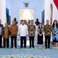 Presiden Prabowo bersama Kepala BP Batam Amsakar dan Wakil Kepala BP Batam serta pejabat baru dilantik, Kamis (13/3). Foto:Dok/Humas-matapedia