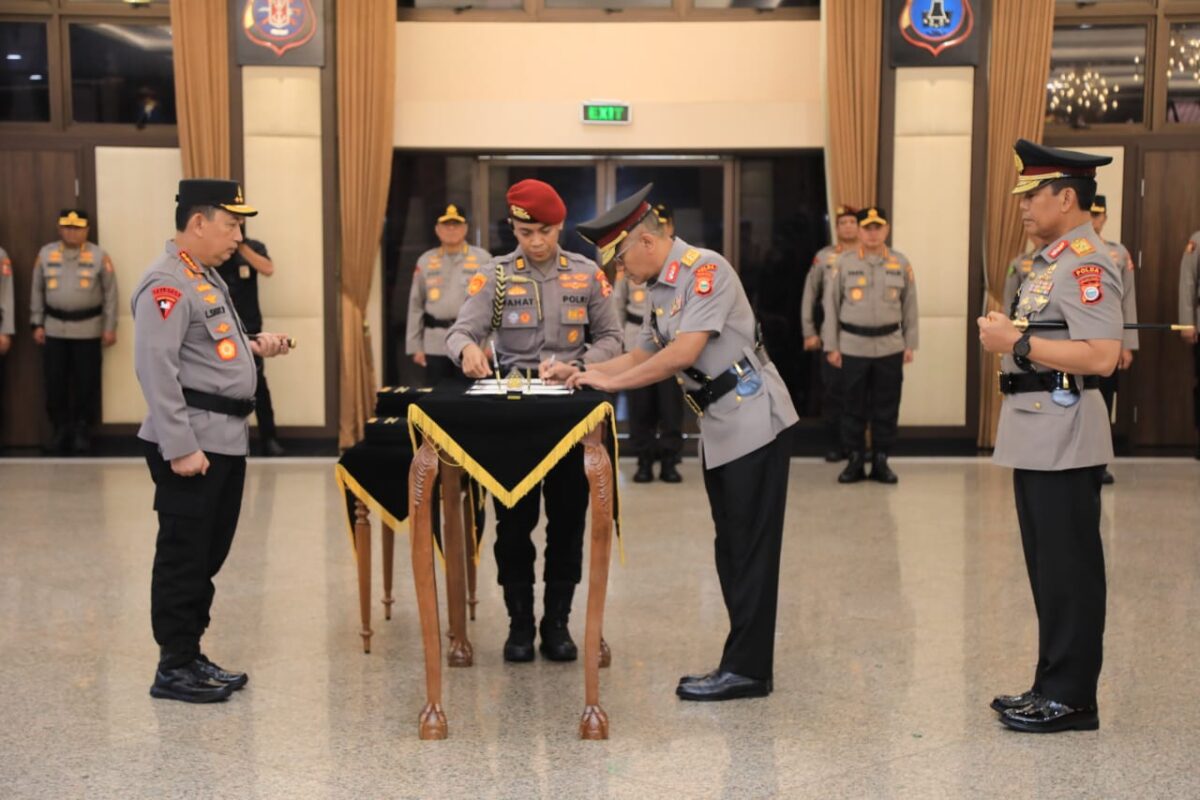 Kapolri Jenderal Pol. Listyo Sigit Prabowo memimpin langsung upacara serah terima jabatan (Sertijab) sejumlah perwira tinggi Polri di Mabes Polri, Jakarta, pada Jumat (14/3/2025). Matapedia6.com/ Dok Humas Polri
