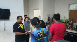 Dua pelaku pengiriman PMI Ilegal yang ditangkap Polsek Sagulung di perumahan Tunas Regency Kecamatan Sagulung Kota Batam, Minggu (16/3/2025). Matapedia6.com/Dok Polsek