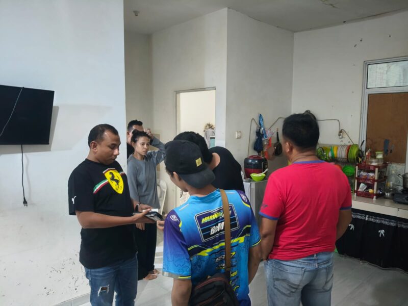 Dua pelaku pengiriman PMI Ilegal yang ditangkap Polsek Sagulung di perumahan Tunas Regency Kecamatan Sagulung Kota Batam, Minggu (16/3/2025). Matapedia6.com/Dok Polsek