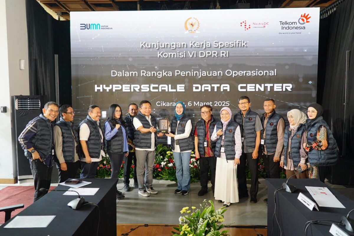 Direktur Utama Telkom Ririek Adriansyah menyerahkan cinderamata kepada Ketua Komisi VI DPR RI Anggia Ermarini saat menerima kunjungan dari Komisi VI DPR RI ke Hyperscale Data Center (HDC) Cikarang milik NeutraDC pada Kamis (6/3). Foto:Telkom