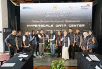 Direktur Utama Telkom Ririek Adriansyah menyerahkan cinderamata kepada Ketua Komisi VI DPR RI Anggia Ermarini saat menerima kunjungan dari Komisi VI DPR RI ke Hyperscale Data Center (HDC) Cikarang milik NeutraDC pada Kamis (6/3). Foto:Telkom