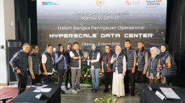 Direktur Utama Telkom Ririek Adriansyah menyerahkan cinderamata kepada Ketua Komisi VI DPR RI Anggia Ermarini saat menerima kunjungan dari Komisi VI DPR RI ke Hyperscale Data Center (HDC) Cikarang milik NeutraDC pada Kamis (6/3). Foto:Telkom