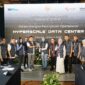Direktur Utama Telkom Ririek Adriansyah menyerahkan cinderamata kepada Ketua Komisi VI DPR RI Anggia Ermarini saat menerima kunjungan dari Komisi VI DPR RI ke Hyperscale Data Center (HDC) Cikarang milik NeutraDC pada Kamis (6/3). Foto:Telkom