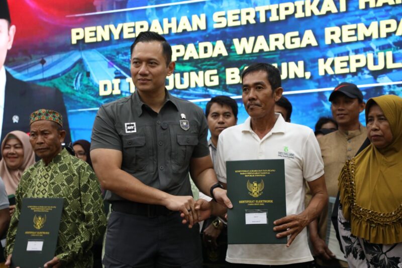 Menko AHY bersama warga Rempang, Selasa (18/3). Foto:Dok/Ist