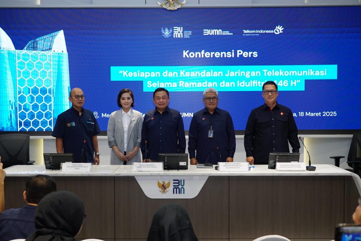 Juru Bicara Kementerian BUMN RI Putri Violla (kedua dari kiri), Direktur Utama Telkom Ririek Adriansyah (tengah), Direktur Network and IT Solution Telkom Herlan Wijanarko (kedua dari kanan), dan Direktur Sales Telkomsel Adiwinahyu Basuki Sigit (paling kanan) saat Konferensi Pers Kesiapan TelkomGroup dalam rangka Ramadan dan Idulfitri (RAFI) 2025/1446H di Kementerian BUMN RI, pada Selasa (18/3). Foto:Telkom