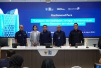Juru Bicara Kementerian BUMN RI Putri Violla (kedua dari kiri), Direktur Utama Telkom Ririek Adriansyah (tengah), Direktur Network and IT Solution Telkom Herlan Wijanarko (kedua dari kanan), dan Direktur Sales Telkomsel Adiwinahyu Basuki Sigit (paling kanan) saat Konferensi Pers Kesiapan TelkomGroup dalam rangka Ramadan dan Idulfitri (RAFI) 2025/1446H di Kementerian BUMN RI, pada Selasa (18/3). Foto:Telkom