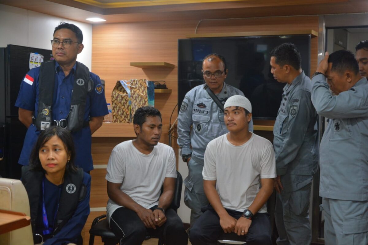 2 Nelayan Indonesia yang dijemput Bakamla, Rabu (19/3). Foto:Dok/Bakamla