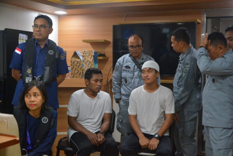 2 Nelayan Indonesia yang dijemput Bakamla, Rabu (19/3). Foto:Dok/Bakamla