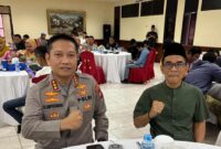 Ketua PWI Kepri Andi dan Kapolresta Barelang Kombes Pol Heribertus Ompusunggu di acara buka puasa bersama dengan media, Kamis (20/3). Foto:Dok/PWI
