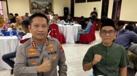 Ketua PWI Kepri Andi dan Kapolresta Barelang Kombes Pol Heribertus Ompusunggu di acara buka puasa bersama dengan media, Kamis (20/3). Foto:Dok/PWI