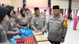 Kapolda Kepri Irjen Pol Asep Syafrudin saat melihat sembako yang akan dibagikan kepada masyarakat khususnya kelompok tani dan ojek online, Kamis (20/3/2025) Matapedia6.com/Dok Humas 