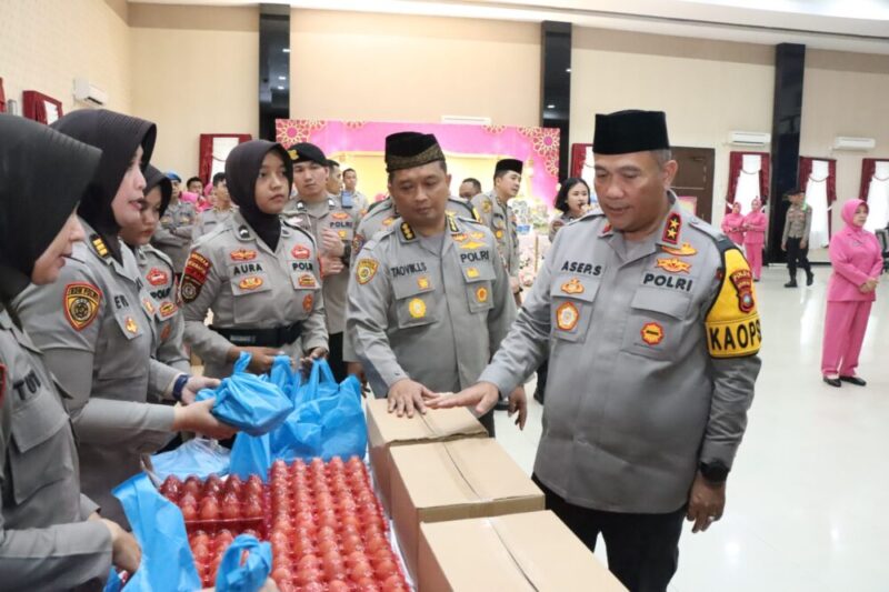 Kapolda Kepri Irjen Pol Asep Syafrudin saat melihat sembako yang akan dibagikan kepada masyarakat khususnya kelompok tani dan ojek online, Kamis (20/3/2025) Matapedia6.com/Dok Humas 