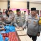 Kapolda Kepri Irjen Pol Asep Syafrudin saat melihat sembako yang akan dibagikan kepada masyarakat khususnya kelompok tani dan ojek online, Kamis (20/3/2025) Matapedia6.com/Dok Humas 