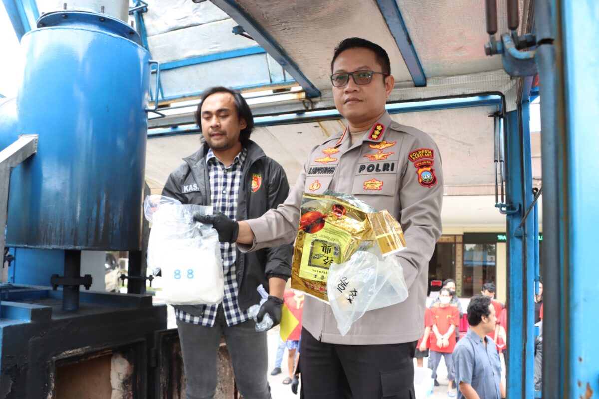 Kapolresta Barelang Kombes Pol H Ompusunggu saat melakukan pemusnahan narkotika jenis sabu menggunakan mesin khusus, Jumat (21/3/2025). Matapedia6.com/Dok Humas Polresta
