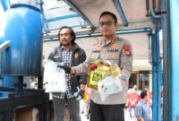 Kapolresta Barelang Kombes Pol H Ompusunggu saat melakukan pemusnahan narkotika jenis sabu menggunakan mesin khusus, Jumat (21/3/2025). Matapedia6.com/Dok Humas Polresta
