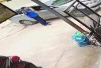 Screenshot Video seorang pria berbaju biru saat mengancam Tomson Munte dengan benda tajam di Kavling mandiri, Matapedia6.com/Istimewa