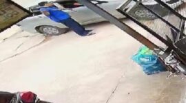 Screenshot Video seorang pria berbaju biru saat mengancam Tomson Munte dengan benda tajam di Kavling mandiri, Matapedia6.com/Istimewa