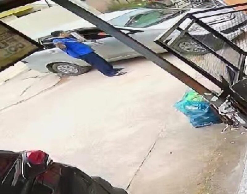 Screenshot Video seorang pria berbaju biru saat mengancam Tomson Munte dengan benda tajam di Kavling mandiri, Matapedia6.com/Istimewa