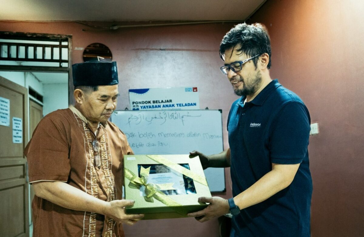 Indosat dan salah satu marbot masjid. Foto;Ist