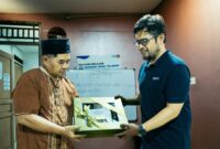 Indosat dan salah satu marbot masjid. Foto;Ist