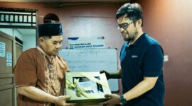 Indosat dan salah satu marbot masjid. Foto;Ist