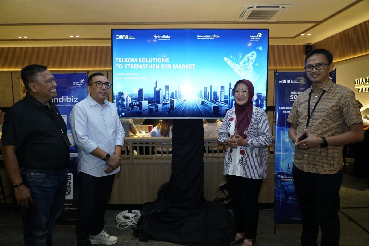 Kiri ke Kanan AVP External Communication Telkom Sabri Rasyid, VP Corporate Communication Telkom Andri Herawan Sasoko, OVP Enterprise Marketing & Regional Management Telkom Reni Yustiani, dan OVP Enterprise Product Development Telkom Tanto Suratno saat Media Gathering Telkom, beberapa waktu yang lalu. Foto:Telkom