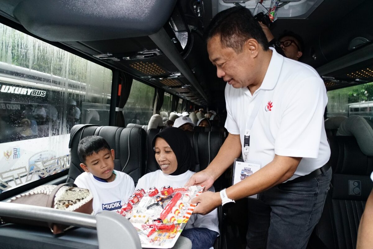 Direktur Utama Telkom Ririek Adriansyah saat Seremoni pelepasan keberangkatan para peserta Mudik Bersama BUMN 2025 di Gelora Bung Karno (GBK), Jakarta, pada Kamis (27/3). Foto:Telkom