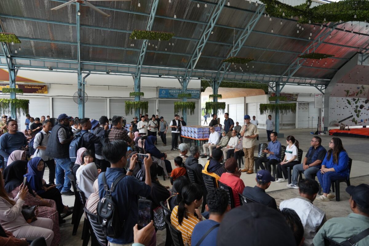 Menteri Transmigrasi dialog dengan warga Rempang di Buana Central Park, Sabtu (29/3). Foto:Dok/BP