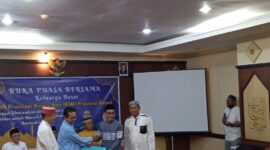 Ketua PWI Kepri Andi terima SK dalam buka puasa bersama, Selasa (4/3). Foto:Dok/matapedia