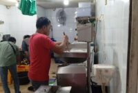 Penjual santan di pasar Mitra Raya Batam Centre saat melakukan pemerasan santan kelapa murni. Saat ini harga santan murni tembus Rp 46 ribu per kilogram, Selasa (4/3/2025). Matapedia6.com/Luci