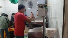 Penjual santan di pasar Mitra Raya Batam Centre saat melakukan pemerasan santan kelapa murni. Saat ini harga santan murni tembus Rp 46 ribu per kilogram, Selasa (4/3/2025). Matapedia6.com/Luci