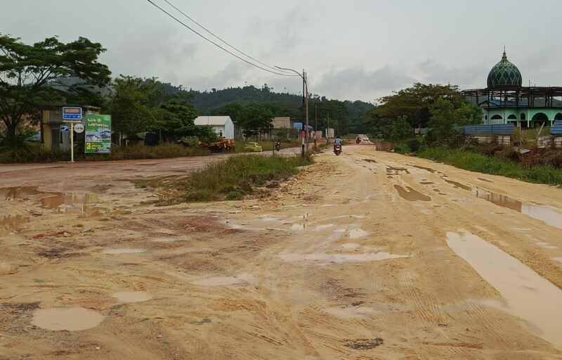 Kondisi jalan menuju Marina Raya dari arah Sei Temiang, jalan ini belum pernah diaspal maupun di semenisasi pemerintah, setiap kali hujan tanah jadi lumpur, Minggu (9/3/2025). Matapedia6.com/ Istimewa