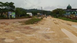 Kondisi jalan menuju Marina Raya dari arah Sei Temiang, jalan ini belum pernah diaspal maupun di semenisasi pemerintah, setiap kali hujan tanah jadi lumpur, Minggu (9/3/2025). Matapedia6.com/ Istimewa