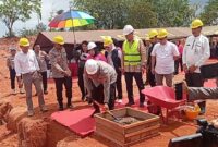 Kapolda Kepri Irjen Pol Asep Syafrudin bersama dinas terkait dan juga pihak pengembang melakukan peletakan batu pertama pembangunan Dapur Satuan Pelayanan Pemenuhan Gizi (SPPG) di Lingkungan Polda Kepri, Rabu (12/3/2025).
Matapedia6.com/ Luci