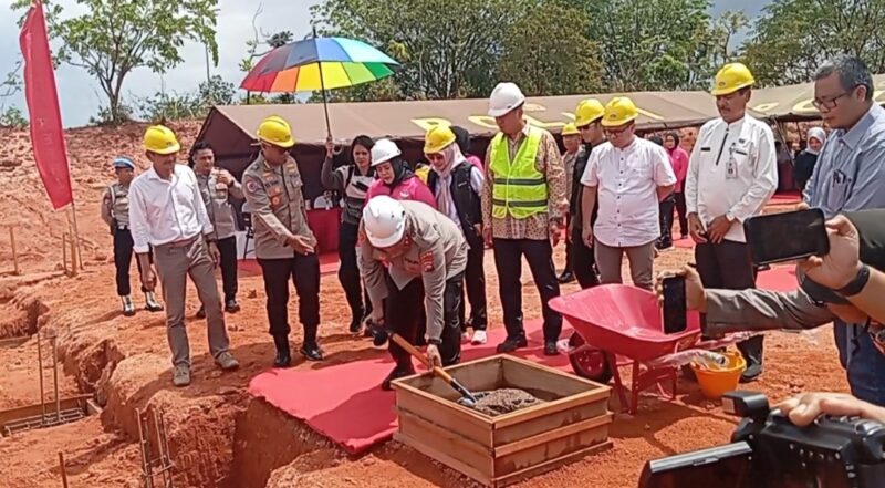 Kapolda Kepri Irjen Pol Asep Syafrudin bersama dinas terkait dan juga pihak pengembang melakukan peletakan batu pertama pembangunan Dapur Satuan Pelayanan Pemenuhan Gizi (SPPG) di Lingkungan Polda Kepri, Rabu (12/3/2025).
Matapedia6.com/ Luci