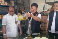 Disperindag dan Polresta Barelang Cek takaran minyak kita di beberapa pasar di Batam, pastikan isi takaran sesuai dengan yang tertera di dalam kemasan, Rabu (12/3/2025). Matapedia6.com/ Luci
