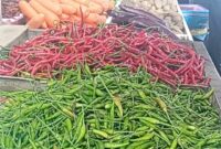 Cabai merah yang dipajang pedagang di lapaknya di salah satu pasar yang ada di Kota Batam, Kamis (13/3/2025). Matapedia 6.com/Luci